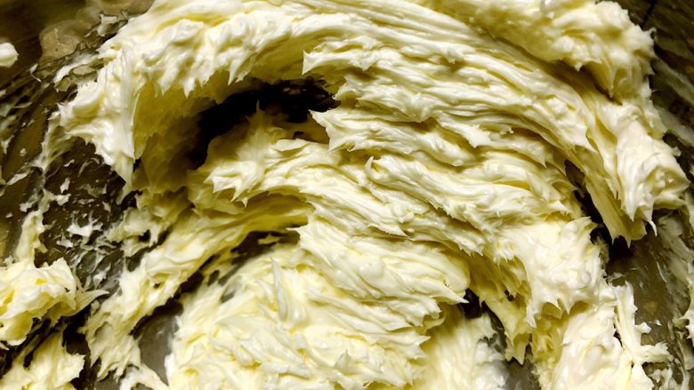 快手奶酪霜,然后打蛋器低速搅匀到液体都被吸收即可。