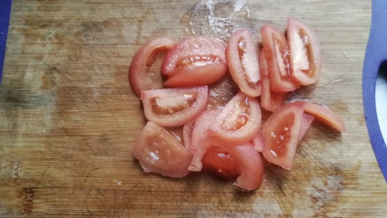 油条番茄鸡蛋汤,然后把去皮的番茄切薄片；
