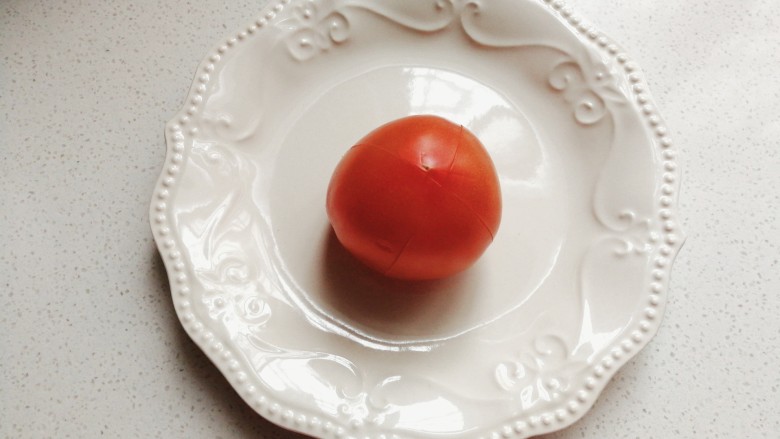 油条番茄鸡蛋汤,<a style='color:red;display:inline-block;' href='/shicai/ 59'>番茄</a>一个表皮画十字，然后用开水烫一会儿，再剥掉外皮；