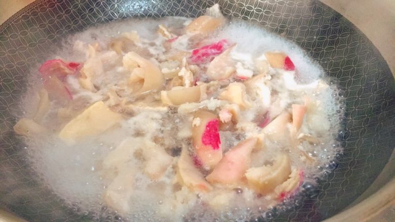东北那疙瘩的美食★猪皮烧油豆角,锅里放热水，焯一下肉皮，去腥。