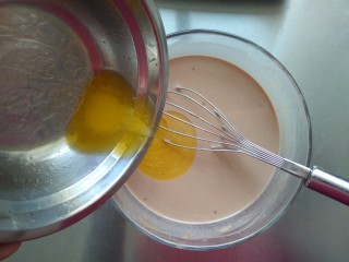 巧克力千层毛巾卷,黄油提前隔水融化，然后倒入融化的黄油，搅匀。