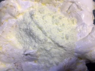 曼妙生花~双莓雪花酥,放入奶粉，让奶粉充分融入到棉花糖里