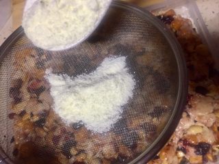 曼妙生花~双莓雪花酥,在用滤网撒些奶粉在表面就形成了所谓的雪花了