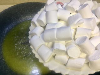 曼妙生花~双莓雪花酥,黄油融化倒入棉花糖