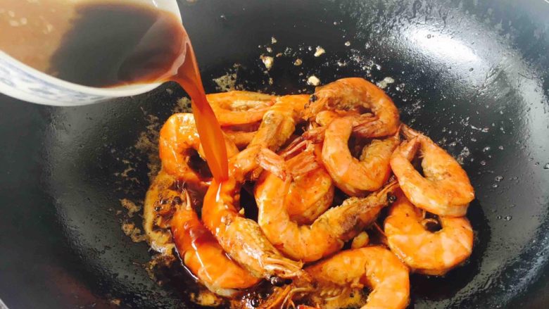 油焖糖醋大虾,放入炸好的大虾，倒入碗汁。