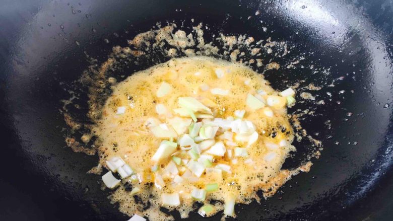 油焖糖醋大虾,锅里留底油，放入葱姜蒜佐料暴香。