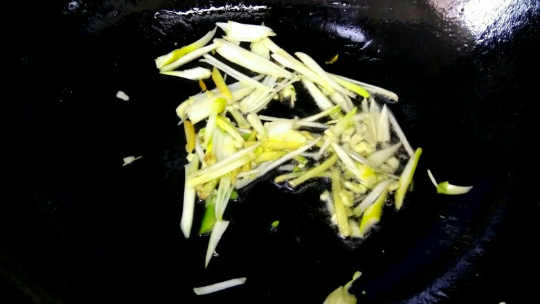 鱼香豆腐条,锅中放入适量植物油，爆香葱姜蒜