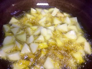 馋嘴孜然麻辣焦香土豆,大火，锅里倒入食用油，油温七成热时，放入土豆丁，油炸