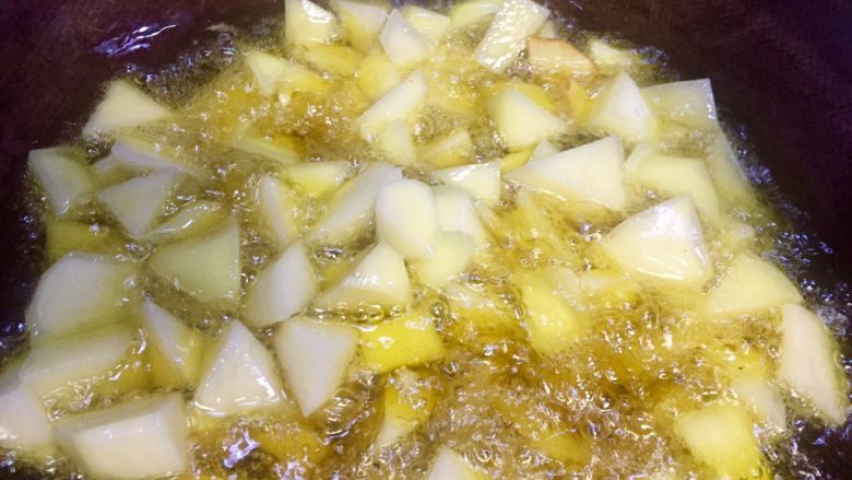 馋嘴孜然麻辣焦香土豆,大火，锅里倒入食用油，油温七成热时，放入土豆丁，油炸