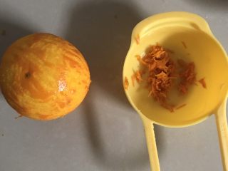 香橙玛德琳
,橙子用盐水洗干净  擦干  擦一点皮出来  