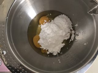 香橙玛德琳
,鸡蛋我用了4个  如果鸡蛋比较大可以用三个   加入糖粉