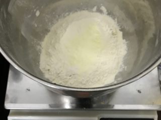 芝士香葱热狗面包,把高筋面粉和奶粉放入厨师机桶里