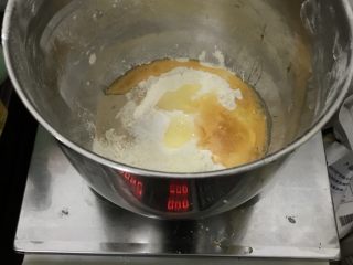 芝士香葱热狗面包,放入全蛋液