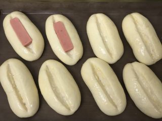 芝士香葱热狗面包,刷上全蛋液放上4分之一火腿肠，家里没有那么多火腿肠，想买超市关门了，下雪天……