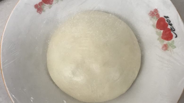 芝士香葱热狗面包,整圆放入容器中盖上保鲜膜放入发酵箱温度在28进行一发
