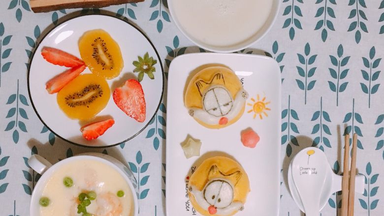 日本豆腐鲜虾蒸蛋,搭配水果、加菲猫馒头、鲜榨豆浆
早餐完成

