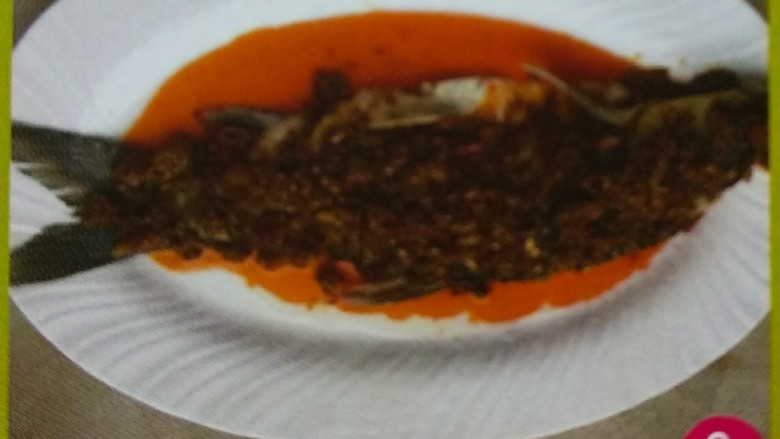 湘辣跳水鱼,3、将各种调味佐料倒入碗中拌匀后平铺鱼身待用。