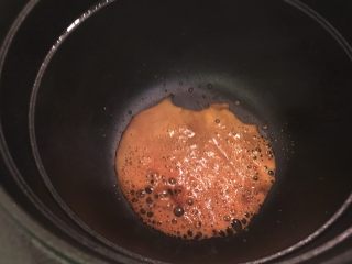 铁锅烧猪,炒到变褐色，有香气，焦糖状