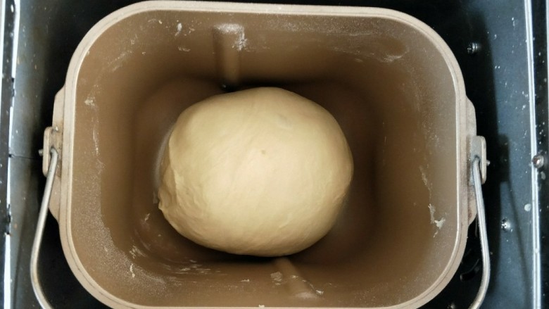 花环面包,收圆放入面包机，盖上湿布开启发酵程序。
