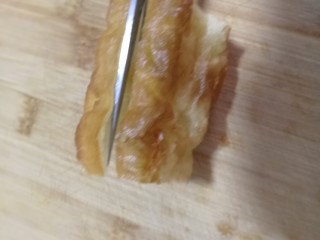 油条豆乳堡,在从上面剪开将油条分开。