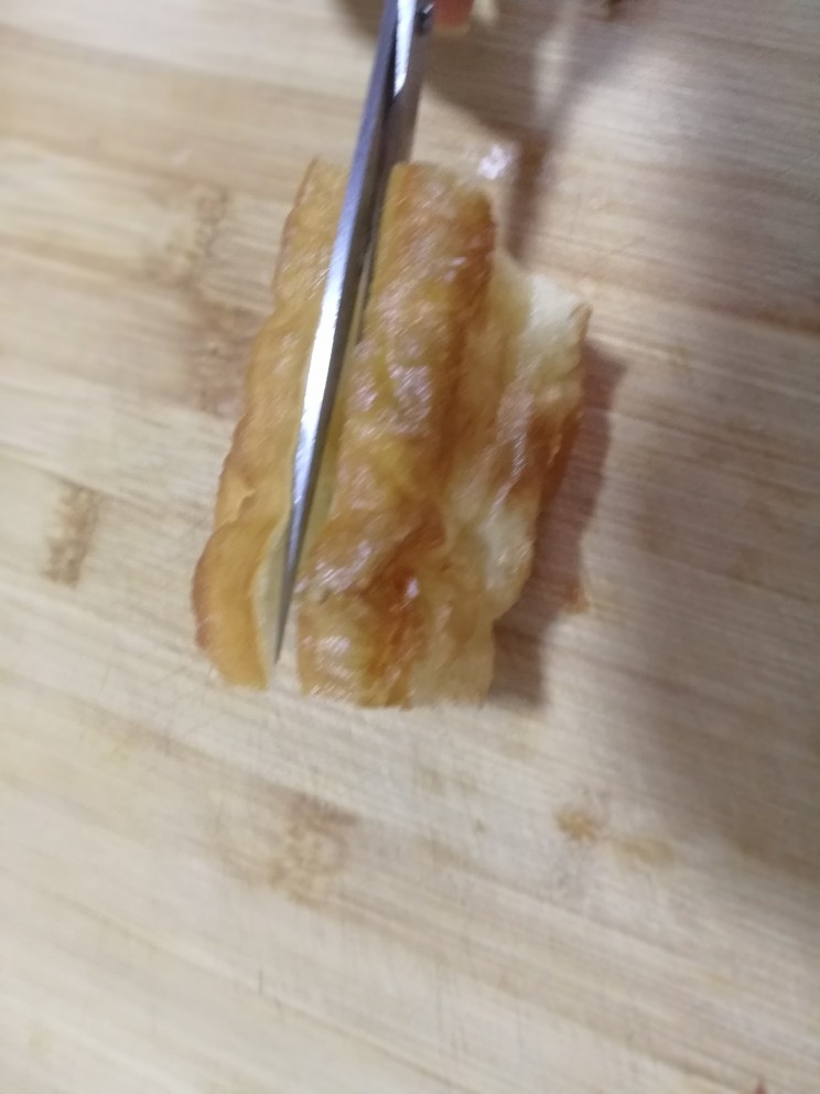 油条豆乳堡,在从上面剪开将油条分开。