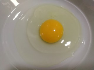 油条豆乳堡,一个鸡蛋打在盘内，