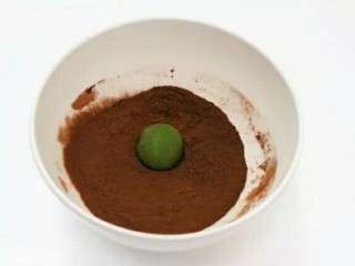 空气巧克力,把站好的圆形巧克力放入成有可可粉的碗中，均匀的包裹均匀。
