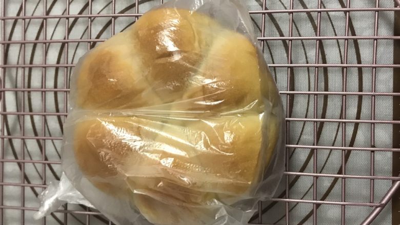 奶酪包,出炉脱模放置到手温也可以用袋子密封起来 利用余温将面包表面捂一下 表面也会变得软软的