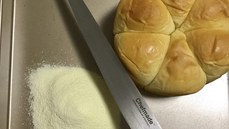 奶酪包,准备好面包刀和奶粉
