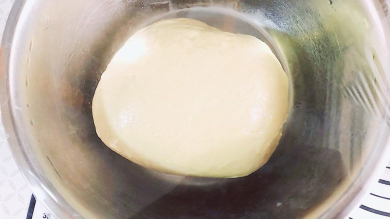 橙香肉桂面包卷,发酵盆中也涂一层薄油，将涂了油的面团放入，盖保鲜膜，放在温暖处发酵至2倍大。