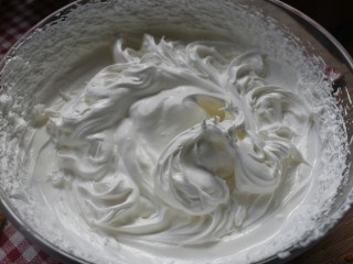 奶油生日蛋糕,用打蛋器打发至有明显的纹路