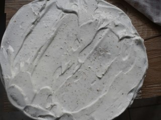 奶油生日蛋糕,顶部抹上一层奶油，侧面也抹上