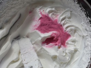 奶油生日蛋糕,剩余奶油中加些草莓粉搅匀