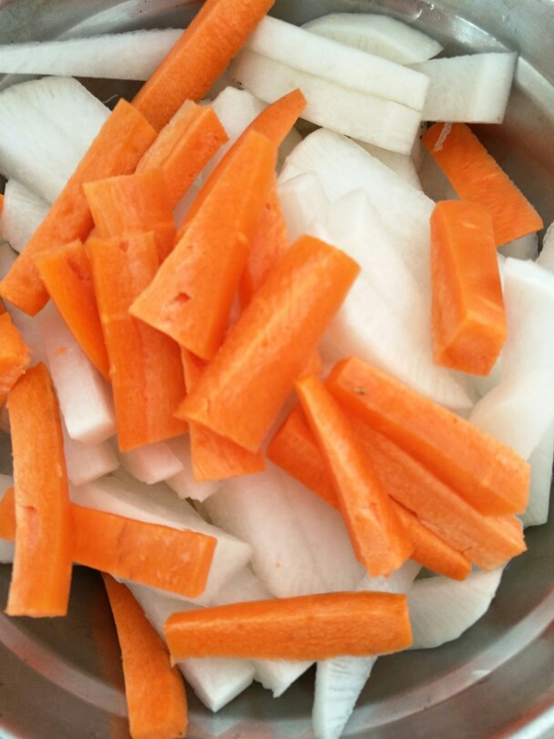 开胃解腻酸辣萝卜条,把萝卜切成一小条一小条的。