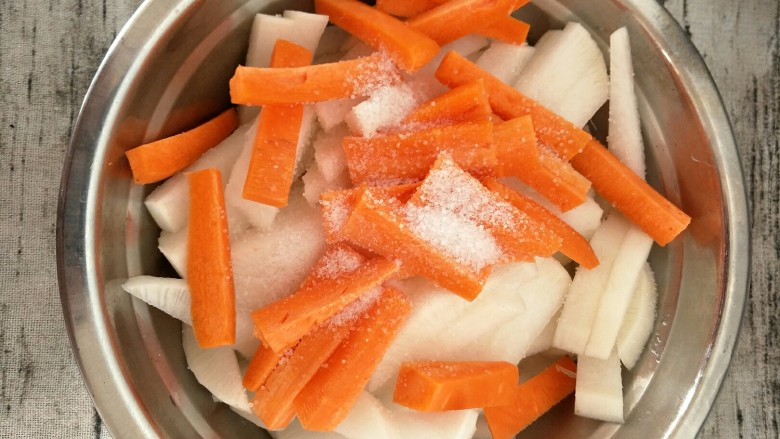 开胃解腻酸辣萝卜条,在萝卜里放入一汤匙盐，把萝卜腌制20-30分钟。