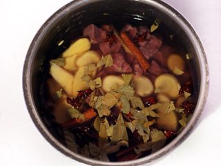 黑椒牛肉松,腌制好的牛肉块连同腌料一起倒入高压锅中，加适量的八角、香叶和桂皮。