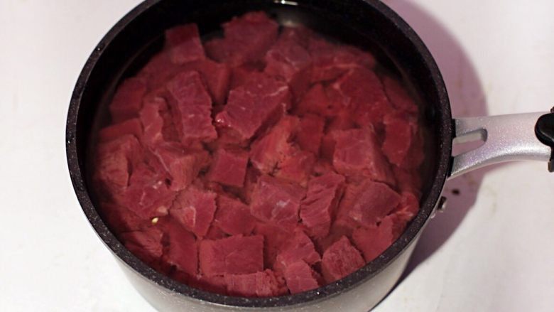 黑椒牛肉松,将牛肉块放锅中，倒入水浸泡半小时，去除牛肉的血腥味。