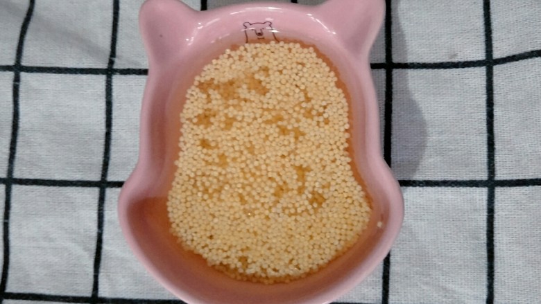 宝宝辅食    小米红枣板栗饼,小洗淘洗干净浸泡1小时以上。