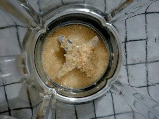 宝宝辅食    小米红枣板栗饼,破壁机里放入小米。