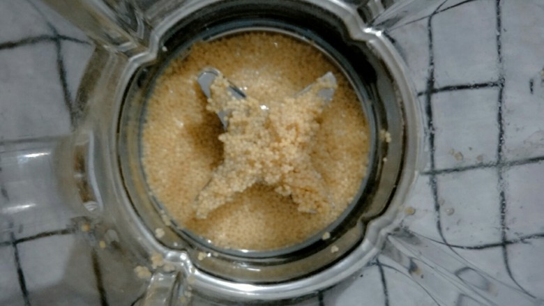 宝宝辅食    小米红枣板栗饼,破壁机里放入小米。
