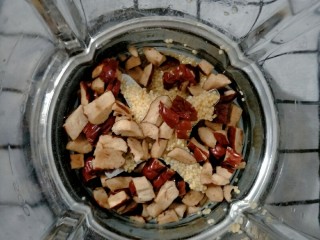 宝宝辅食    小米红枣板栗饼,加入红枣碎。
