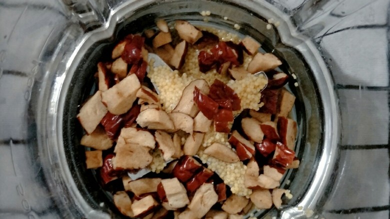 宝宝辅食    小米红枣板栗饼,加入红枣碎。