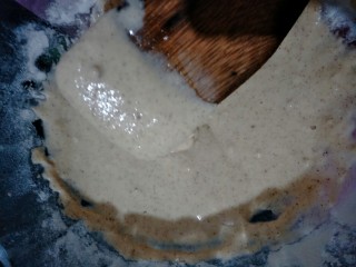 宝宝辅食    小米红枣板栗饼,面糊的稀稠程度，就是面糊提起来，滴落下来有痕迹就行了，不要太稠了太稠了会硬，如果稠就加一点水调节下。