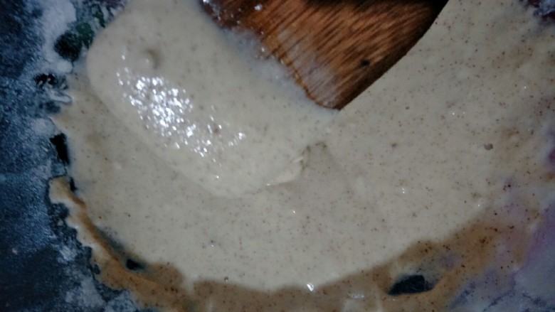 宝宝辅食    小米红枣板栗饼,面糊的稀稠程度，就是面糊提起来，滴落下来有痕迹就行了，不要太稠了太稠了会硬，如果稠就加一点水调节下。