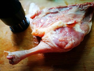 香烤鸭腿,翻个面在鸭肉表面扎龙