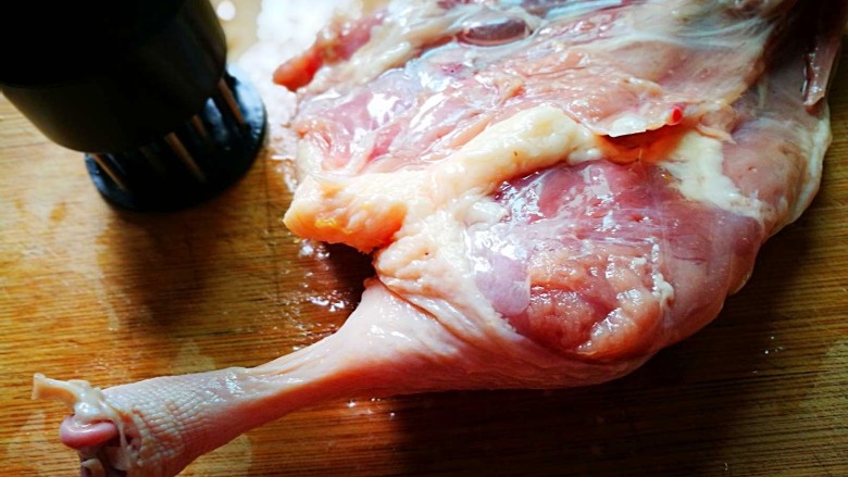 香烤鸭腿,翻个面在鸭肉表面扎龙