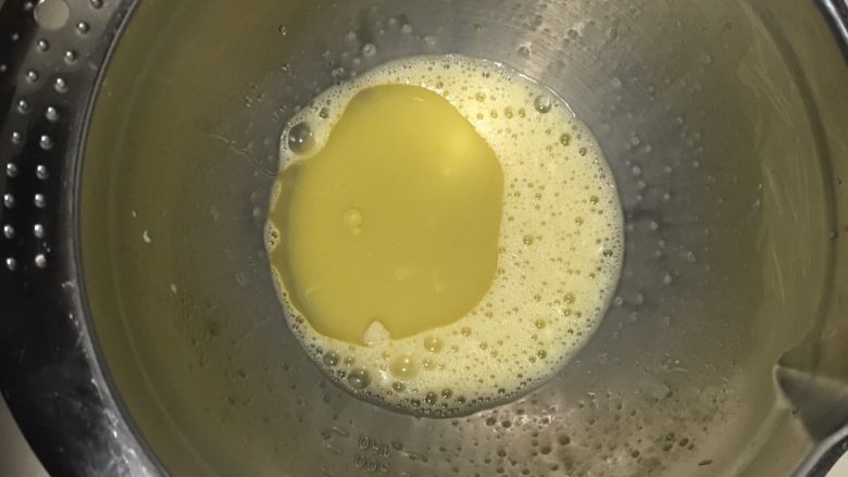 坚果薄脆,将玉米油和鸡蛋糊混合  