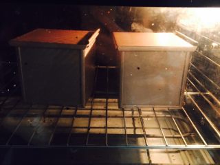 蔓越莓吐司,预热烤箱上下火160度 
烤40分钟左右即可
