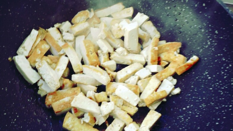 鱼香豆腐,本应该是炸到表面金黄的，现在成了煎至金黄了😓