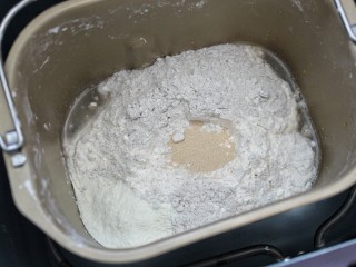 热狗面包,将除黄油外的食材放入面包桶内，启动面包机揉面程序开始揉面